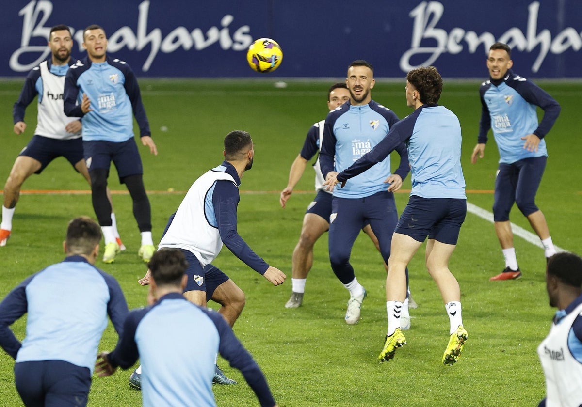 Los jugadores del Málaga se ejercitan, este martes en La Rosaleda.