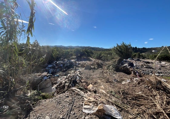 Imagen de una de las fincas destrozadas por el desbordamiento del río Benamargosa.