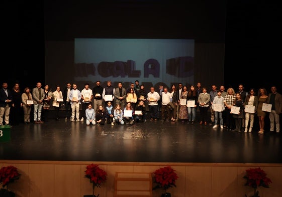 Foto de familia de los premiados en la gala del deporte de Torrox.