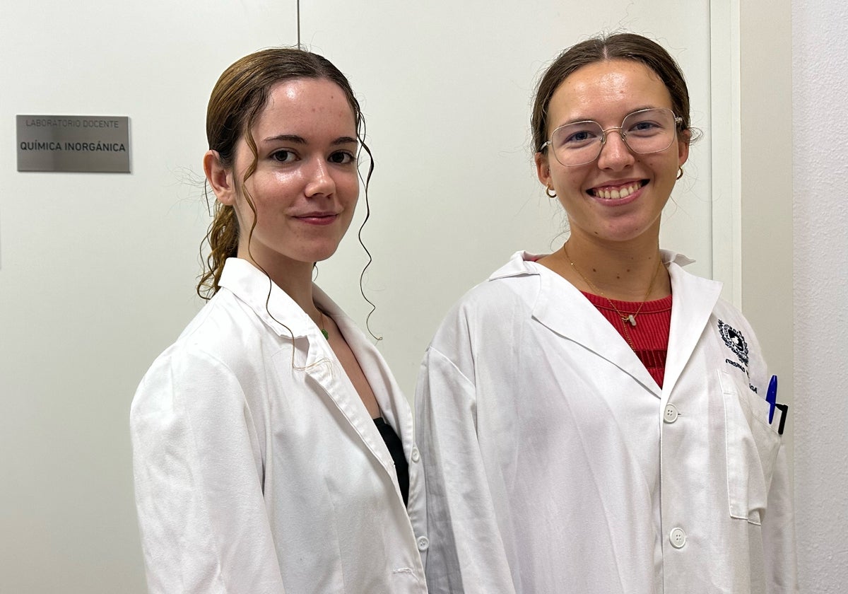 Estudiantes del grado de Química antes de las prácticas de laboratorio.