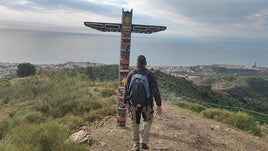 En el cerro Salazar aguarda este curioso tótem