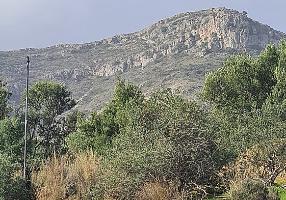 Vista de la sierra, desde el camino que lleva a la cantera y al antiguo vertedero de Torremolinos.