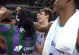 Manu Trujillo, sonriente, es felicitado por sus compañeros.