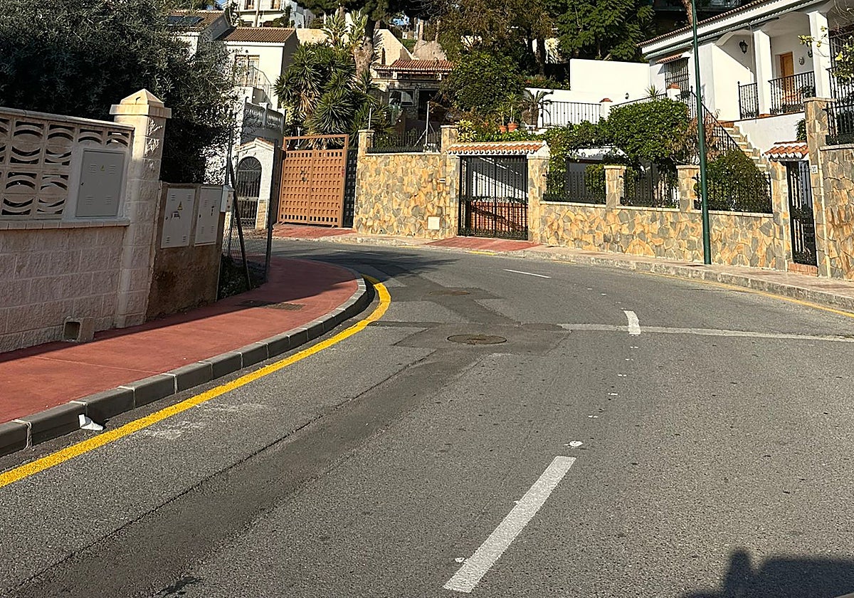 Vista de una de las curvas conflictivas en Miraflores de El Palo.