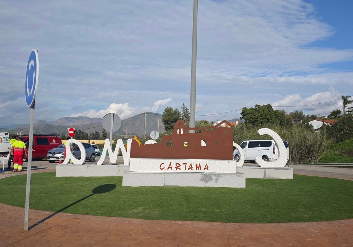 Dos esculturas de cerámica eco-wace en la rotonda de la carretera de Coín.