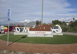 Dos esculturas de cerámica eco-wace en la rotonda de la carretera de Coín.