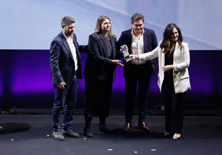 Los hermanos Borrego, fundadores de Bilba, reciben el galardón de manos de la periodista de SUR Nuria Triguero.