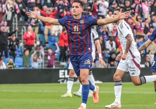 Juanto Ortuño celebra uno de sus dos goles frente al Albacete.