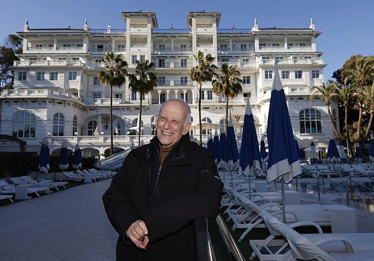 José Seguí, frente al recuperado hotel Miramar, que es una de sus obras más recientes.