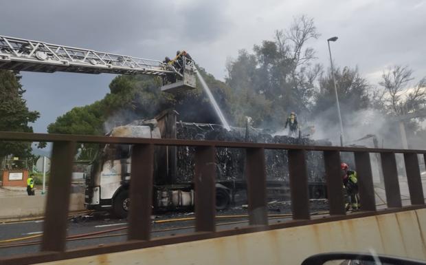 Imagen del camión afectado por las llamas este jueves.