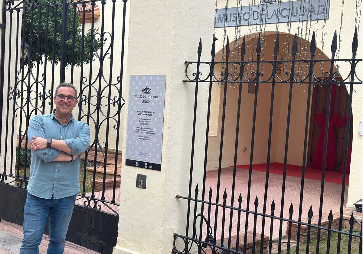 El concejal de Cultura, a las puertas del Museo de la Ciudad.