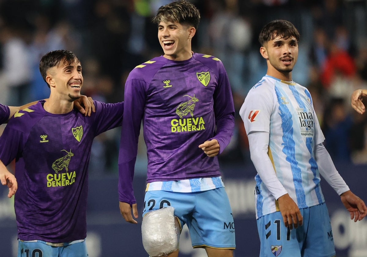 Larrubia, Antoñito y Kevin, la noche del miércoles ante la Grada de Animación celebrando el triunfo.