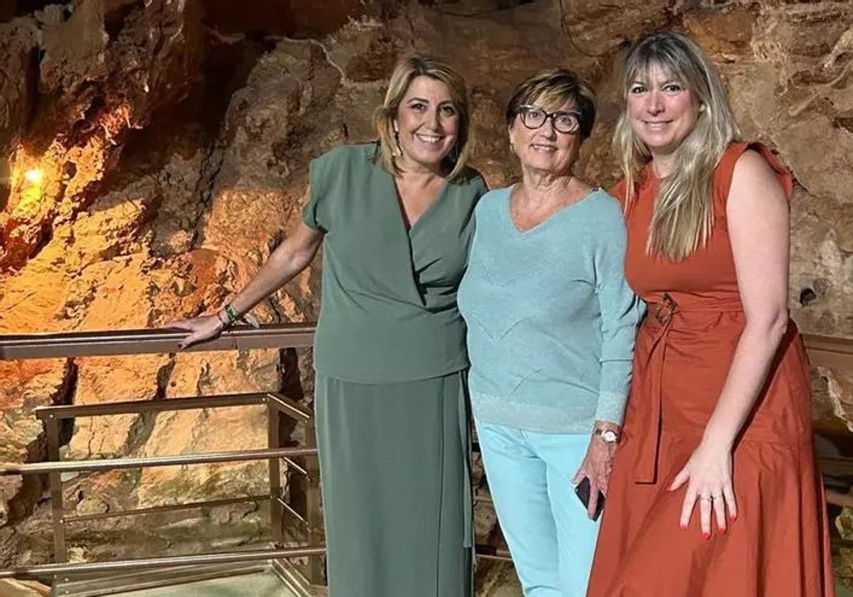 Susana Díaz, Marisa Bustinduy y Estefanía Martín Palop, hace unas semanas en la Cueva del Tesoro de Rincón de la Victoria.