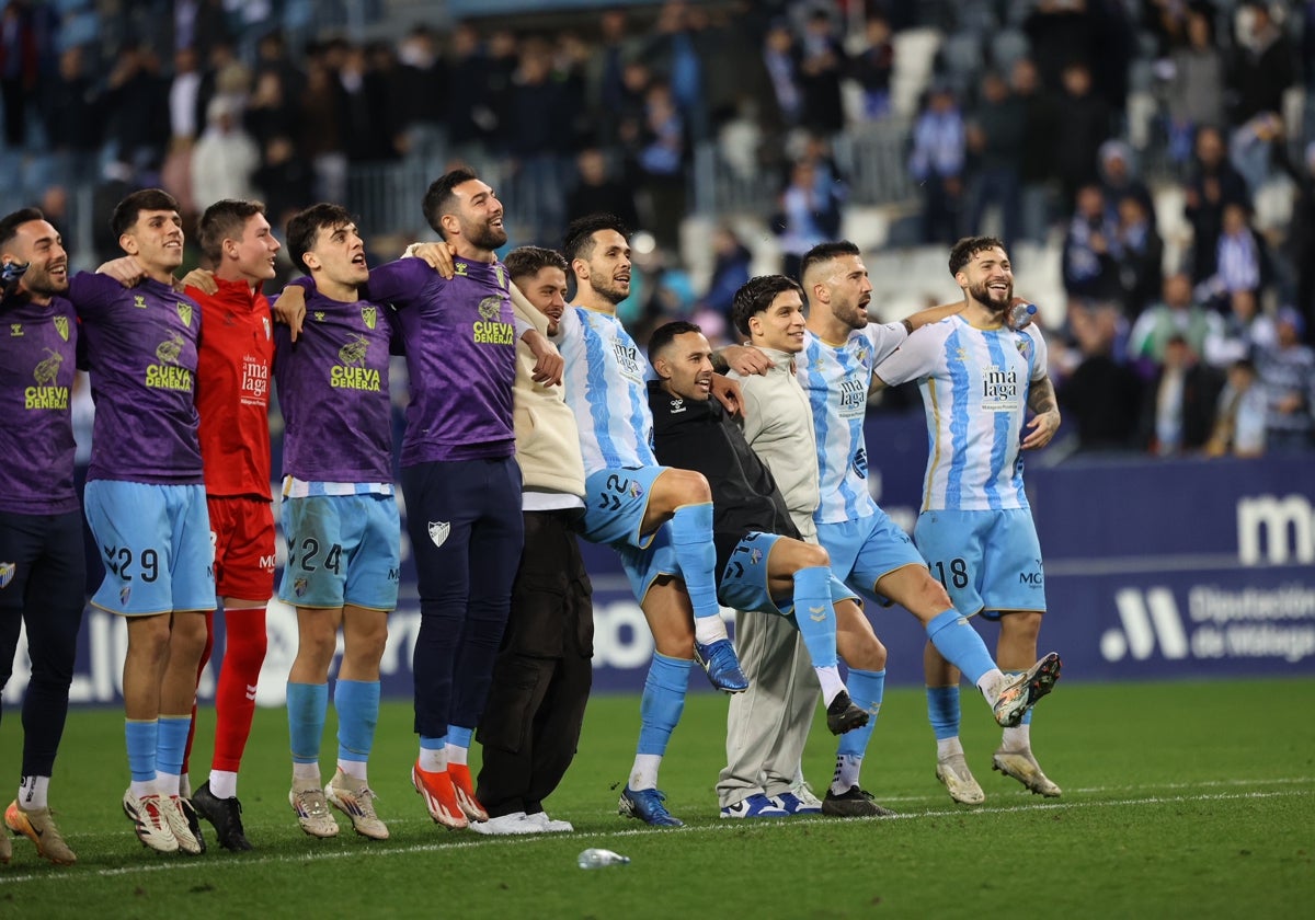 Los jugadores del Málaga celebran su victoria ante la Grada de Animación al final del partido.