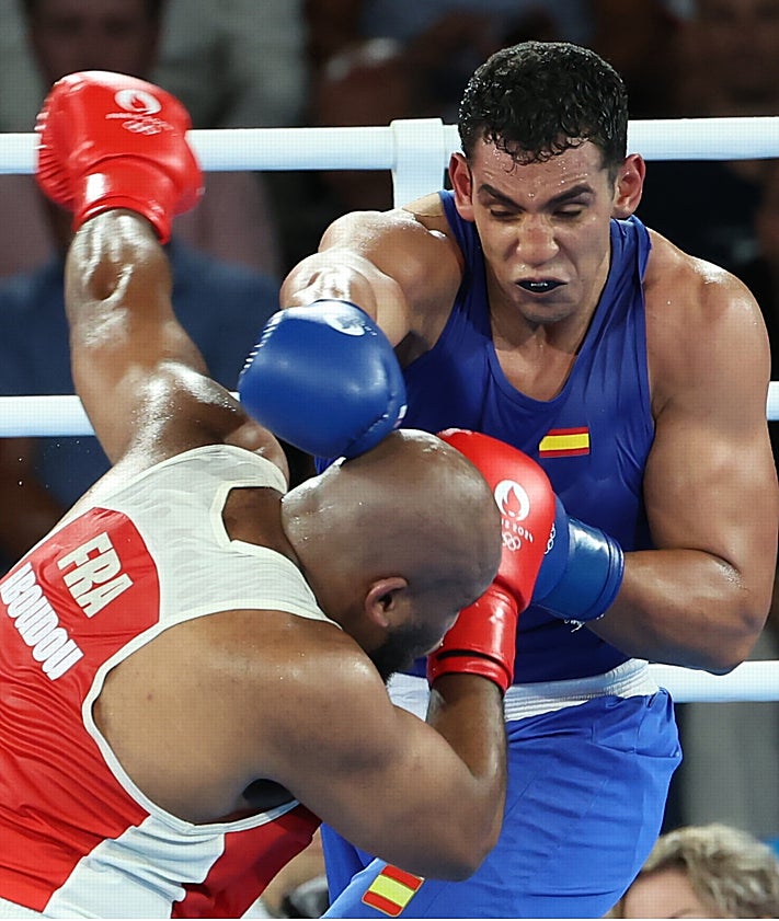 Imagen secundaria 2 - Ayoub Ghadfa, plata olímpica de boxeo y oro en superación personal