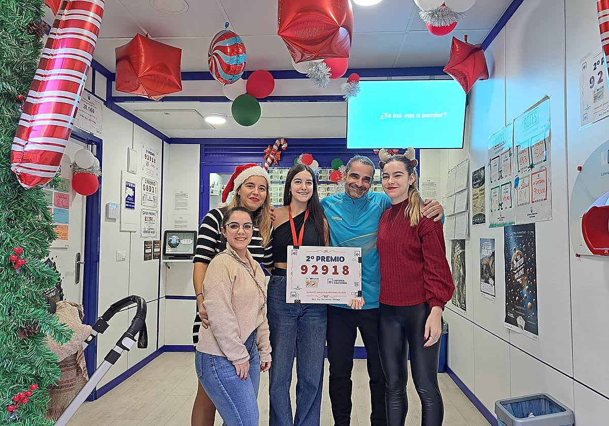 Miriam Martín y su marido Antonio Jesús Arenas compraron la administración número 1, las más antigua de Málaga hace dos años.