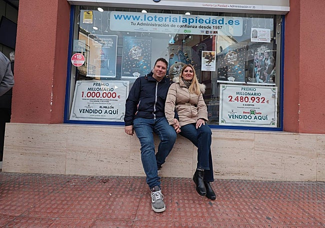 Adrián Palomo y su mujer Raquel dirigen la administración que más vende de Andalucía, 'La Piedad', en el barrio del Molinillo.