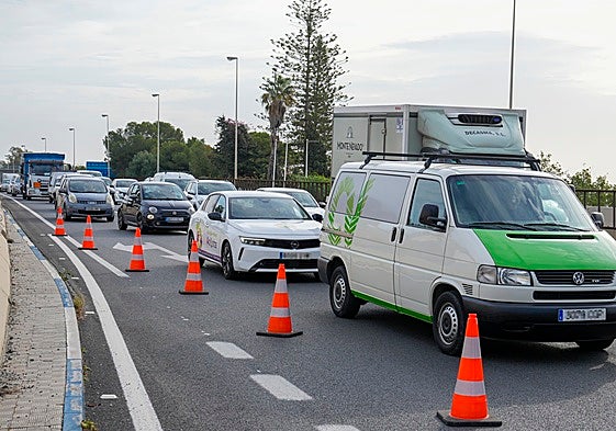 Imagen de uno de los atascos en Marbella este miércoles tras el accidente del camión en la A7.