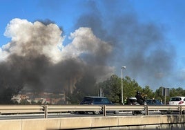 Arde una moto en un accidente con una furgoneta en Málaga capital