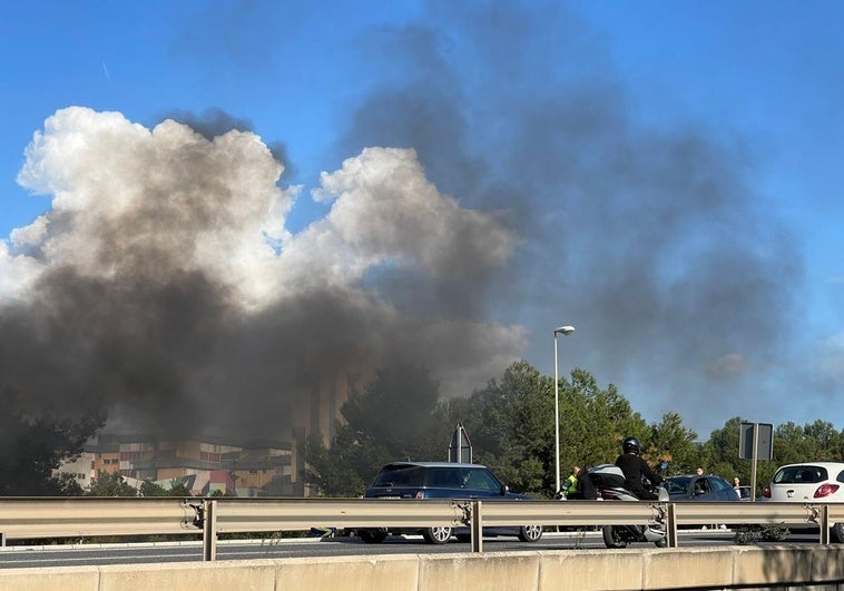 Arde una moto en un accidente con una furgoneta en Málaga capital