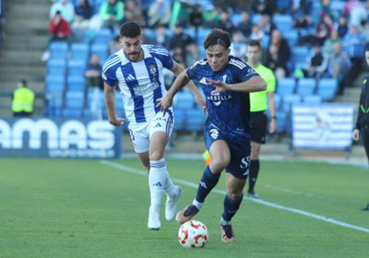 Fornés, con el balón en un lance del partido.