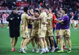 La celebración final de la victoria de los malaguistas, con Dioni en el centro.