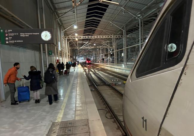 En la foto se aprecia la distancia a la que deja los viajeros el tren Avant de Sevilla al llegar a la Estación María Zambrano.