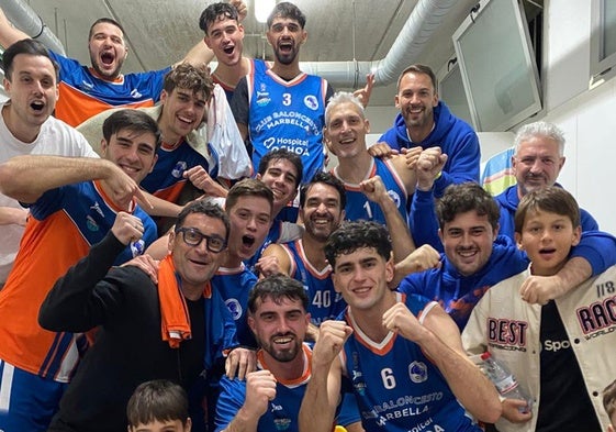 Los jugadores del Marbella celebran la victoria y el liderato.