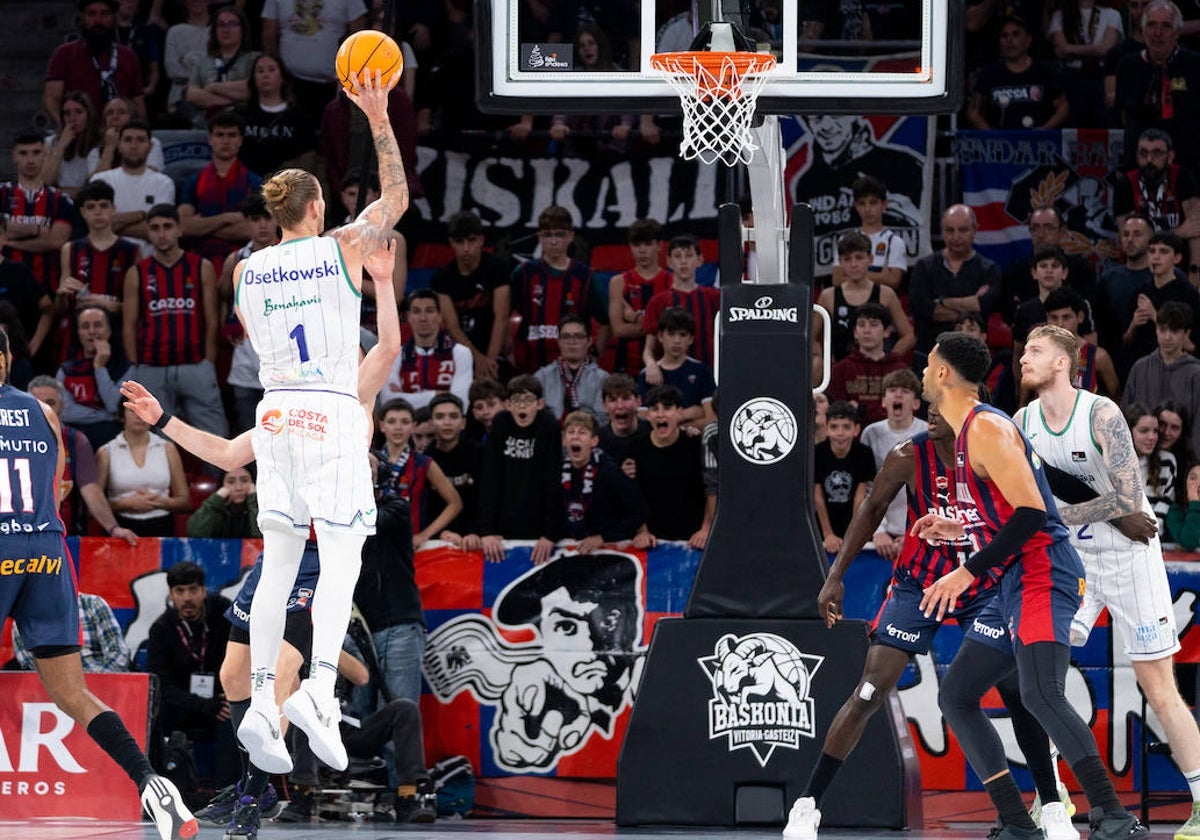 Osetkowski lanza con la mano derecha en el partido contra el Baskonia.