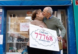 Ana Cuevas y Juan García, una pareja de recién casados, celebrando el cuarto premio.