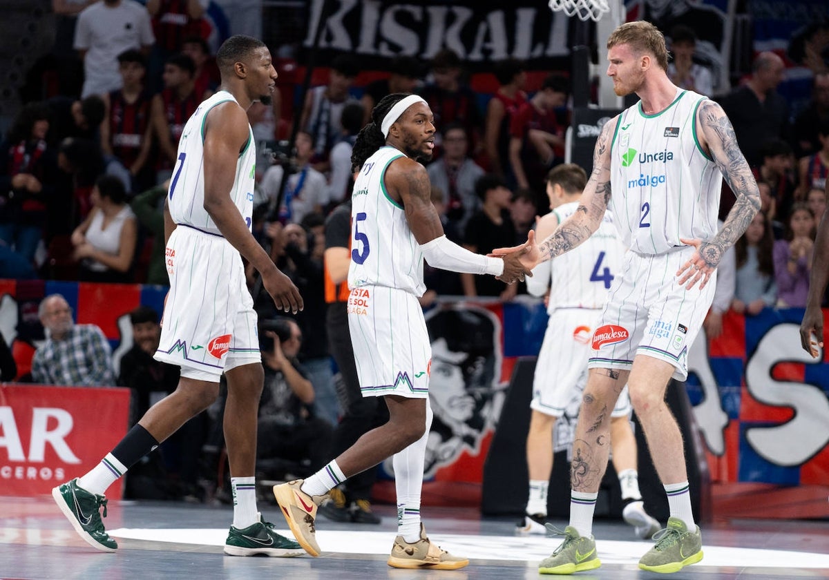 Perry es felicitado tras anotar el triple clave ante el Baskonia.