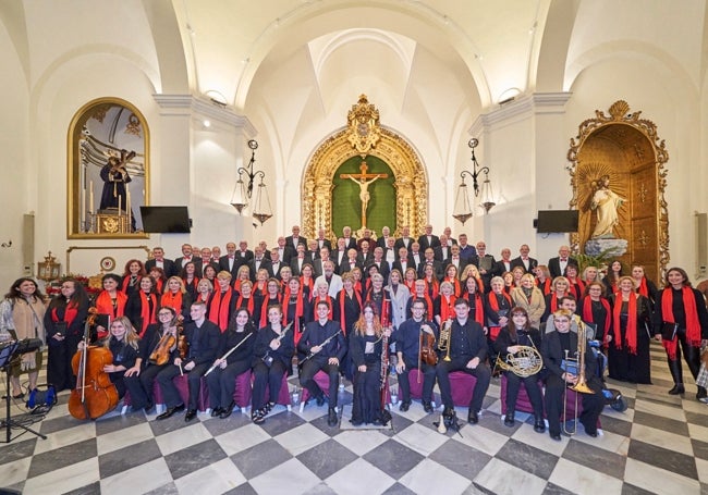 Imagen de la Coral Alminares de Nerja, en el concierto en la iglesia parroquial del Salvador.