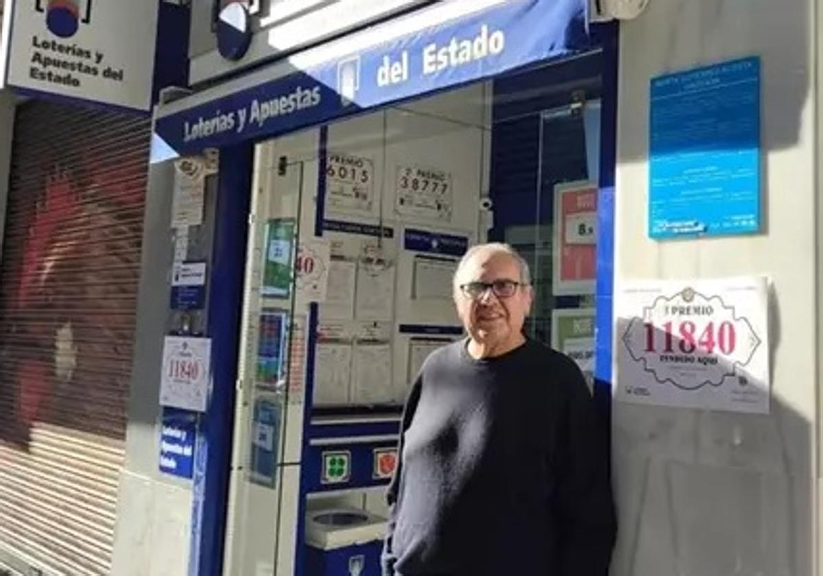 En la imagen, el responsable de la administración de loteria del número 89 de la calle Cristo de la Epidemia, en Málaga.