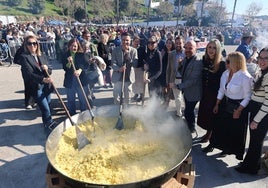 La delegada de la Junta, Patricia Navarro, con el alcalde, Óscar Medina, y la pregonera, María Peláe, removiendo la enorme perola de migas, este domingo en Torrox.