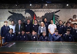 La alcaldesa, Ángeles Muñoz, junto a representantes del Marbella Rugby Club.