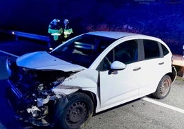 Imagen del estado en el que quedó el vehículo siniestrado en la autovía en Vélez-Málaga.