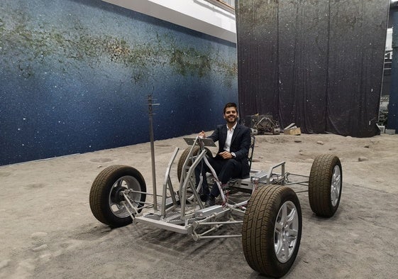 José María Ortega, a bordo de un rover lunar.