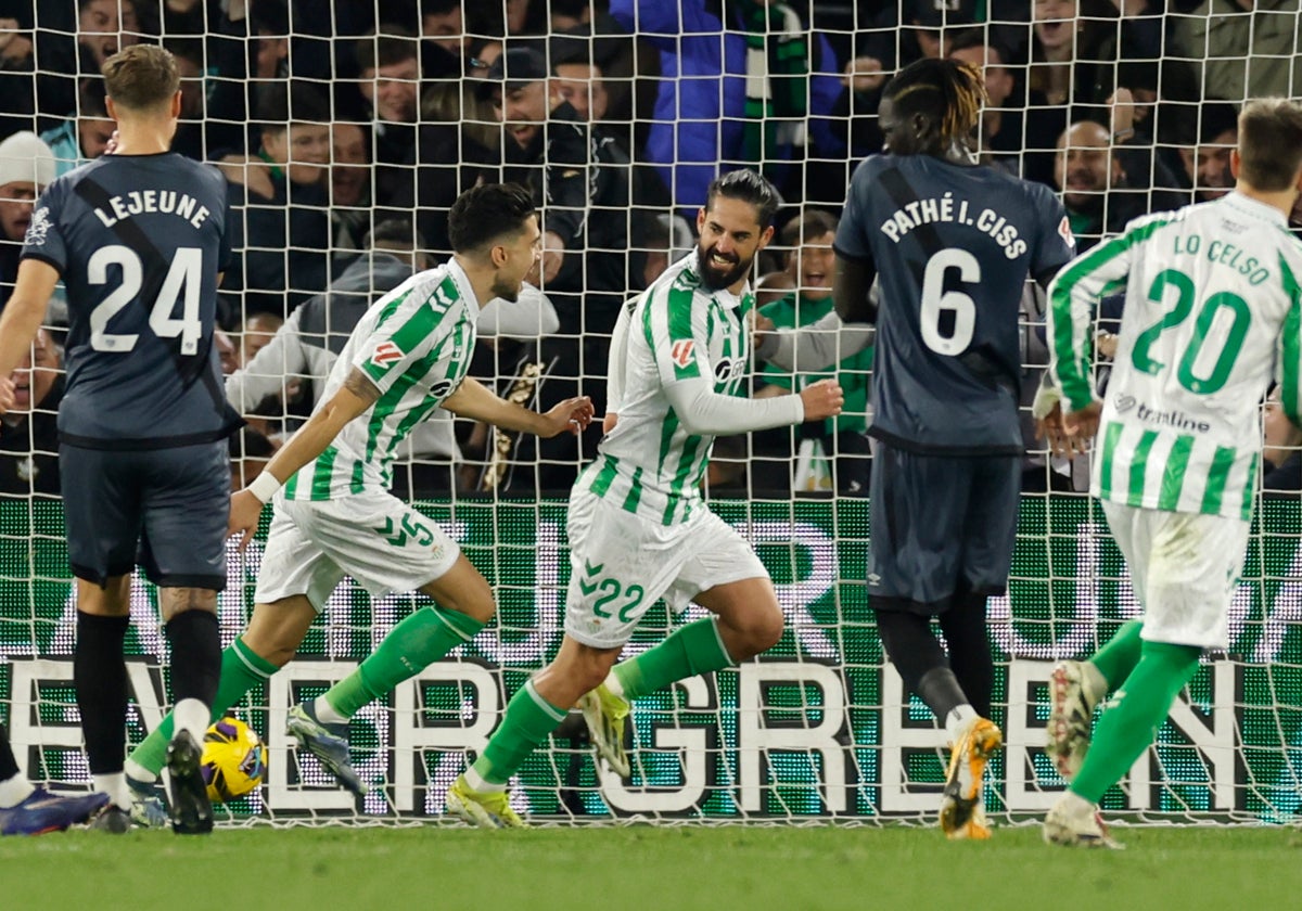 Isco, al marcar su penalti ante el Rayo.