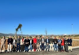 Ediles del equipo de gobierno bipartito veleño, de PP y GIPMTM, este lunes en la inauguración del nuevo vial del Camino de Torrox.