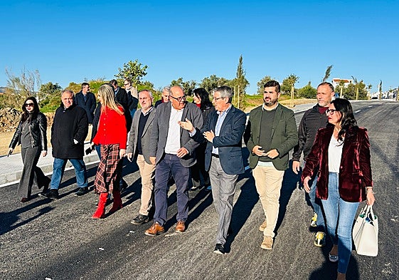 El presidente de la Diputación, Francisco Salado, y el alcalde veleño, Jesús Lupiáñez, este lunes en la inauguración del vial.