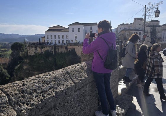 Turistas durante estos días en el Puente Nuevo y en el Mirador de Aldehuela.