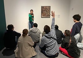 Carmen Calvo, durante la visita de los alumnos de la Fundación APA al Centre Pompidou de Málaga.