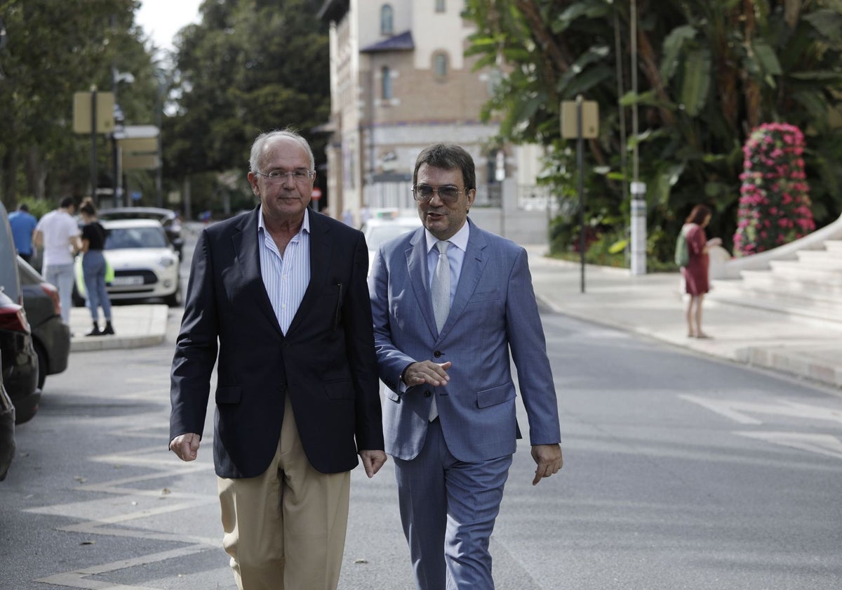 El abogado José Carlos Aguilera y Jamal Satli, a las puertas del Ayuntamiento de Málaga.