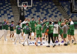 Los jugadores del Unicaja hacen piña antes del entrenamiento de este viernes.