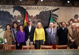 La alcaldesa, Ángeles Muñoz, junto al equipo del Bazar Solidario de Navidad.