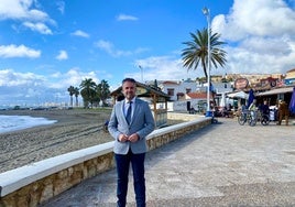 El concejal del distrito Este, Carlos Conde, en el paseo marítimo de Pedregalejo.