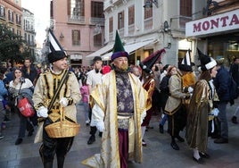 La Agrupación de Cofradías organiza la llegada del heraldo de los Reyes Magos.