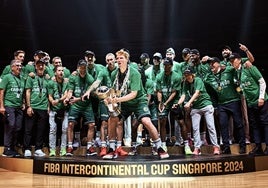 Los jugadores del Unicaja celebran el título de la Copa Intercontinental logrado en Singapur.