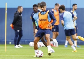 Kevin controla el balón durante un entrenamiento del Málaga.