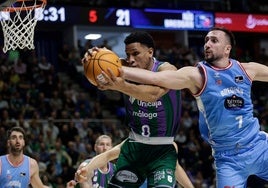 Tyson Pérez atrapa un rebote ante Atic durante el Unicaja-Breogán de este sábado.